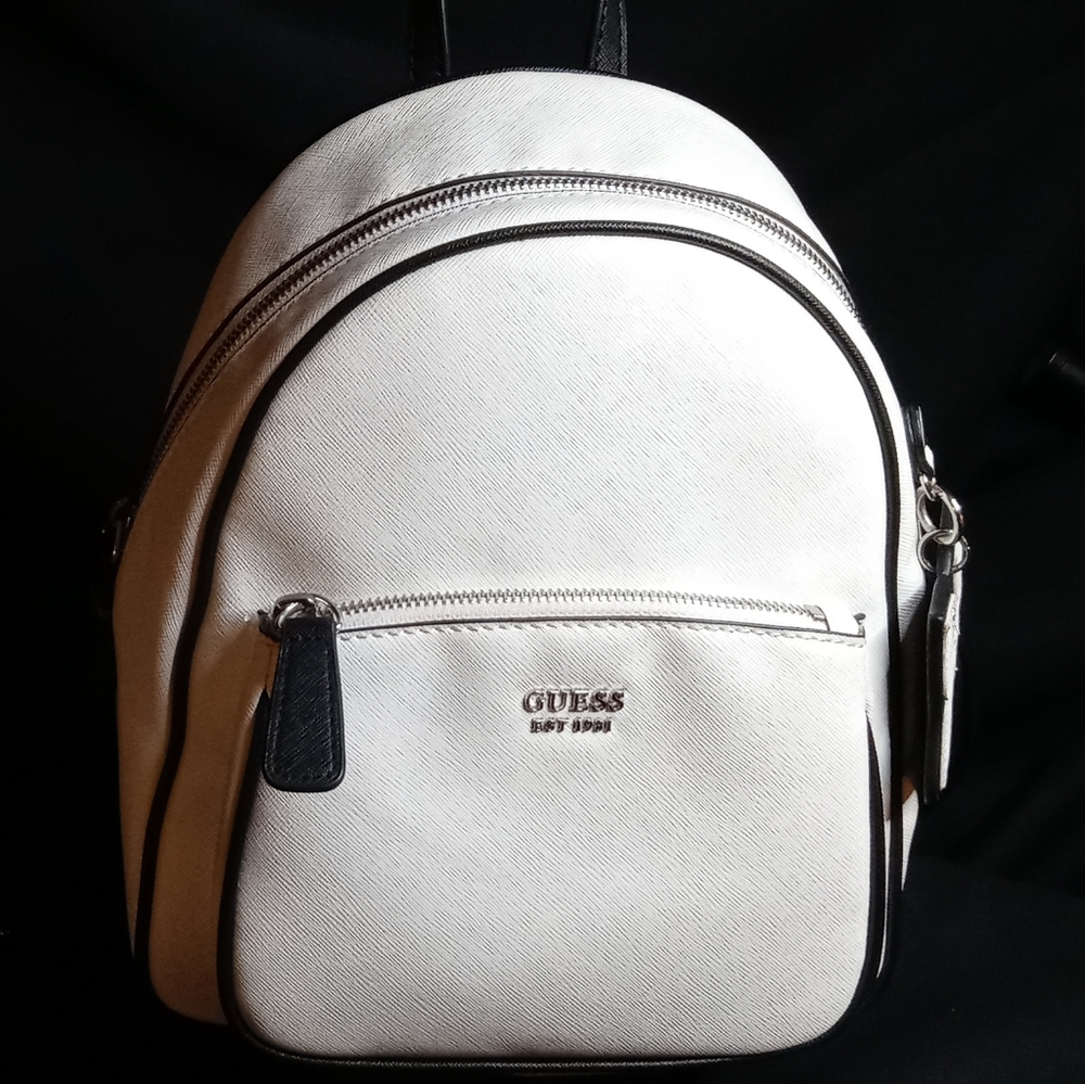 Guess Backpack🌸🌿 - Picture 2 of 9